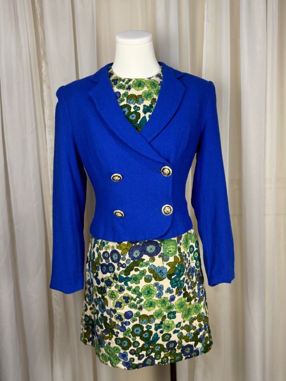 90s vintage 100% wool cropped cobalt blue blazer | bold lion crest buttons